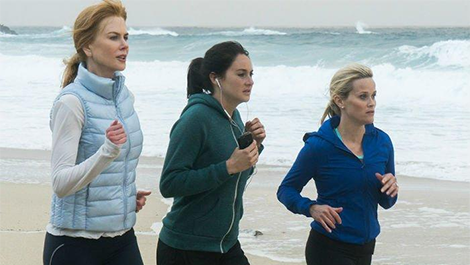 3 actresses running on the beach