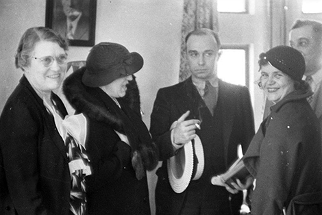 Aggie Underwood, right, at California Institution for Women in Tehachapi for the release of Clara Phillips (2nd from left) on June 17, 1935.