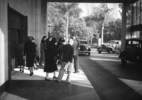 Showing Bullocks Wilshire patrons under the porte cochere. ca. 1937