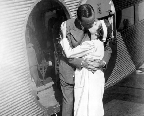 Ruby Keeler kissing her husband, Al Jolson