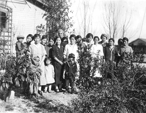 Mildred Obarr Walizer (rear) with Terminal Island moms & kids, 1928.
