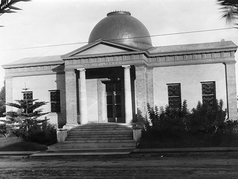 Front entrance to the San Pedro Branch Library
