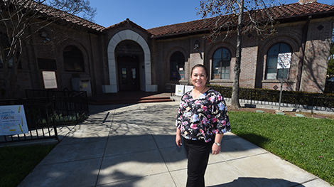 Lupe in front of Stevenson branch library