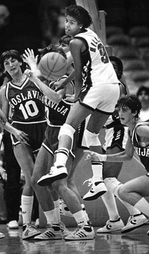 Cheryl Miller goes for loose ball