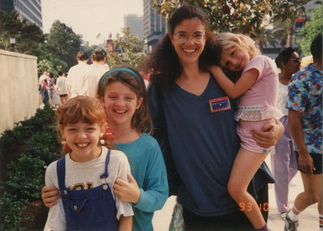  Katya Creason (far left) and Teri Markson, Children’s Librarian from the West Los Angeles Branch with her two daughters, Sephora and Hannah Matzner