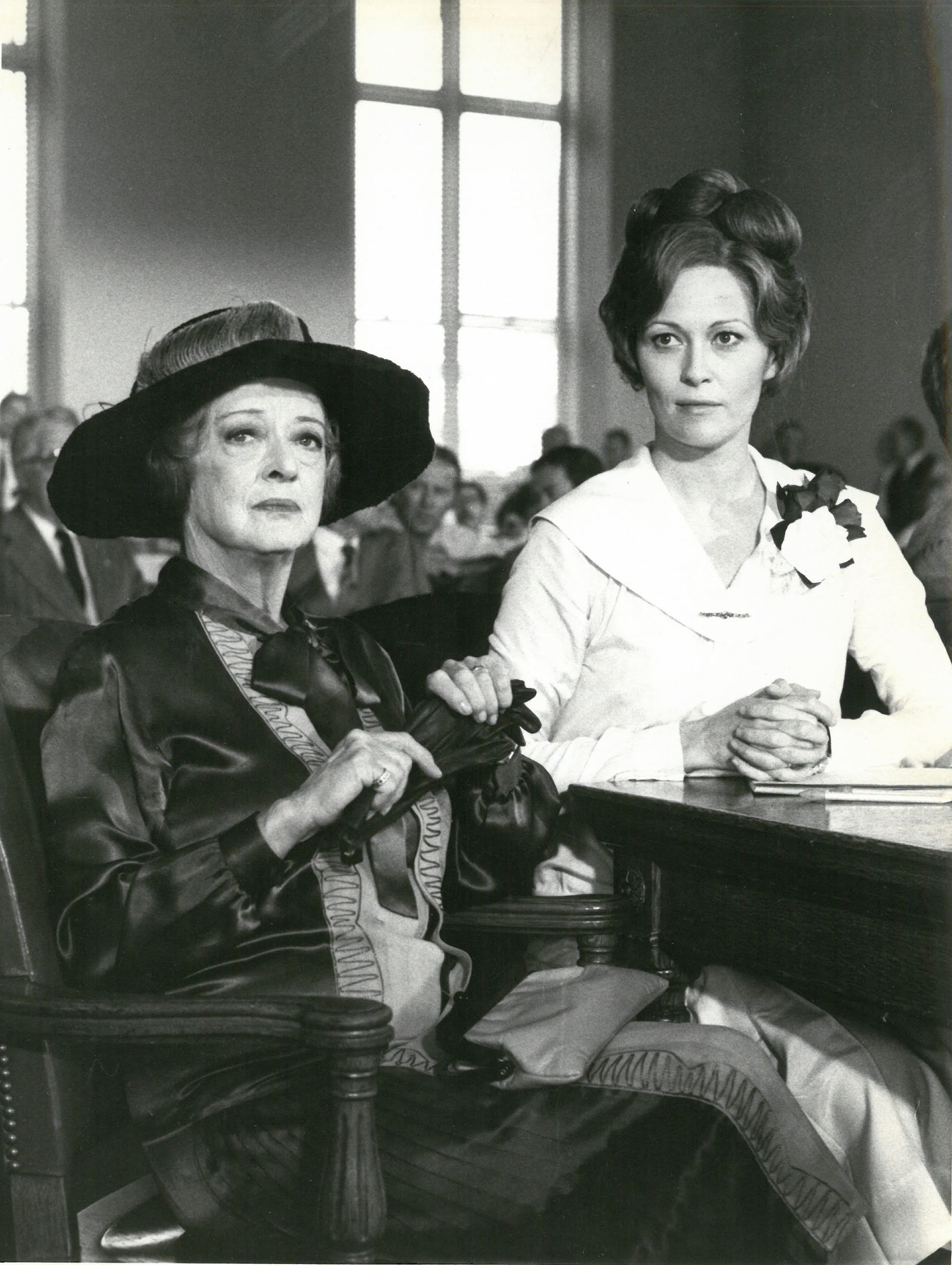 Bette Davis (left) as Minnie Kennedy and Faye Dunaway as Aimee Semple McPherson in the Disappearance of Aimee 