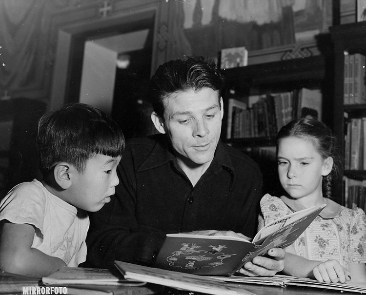 Author Leo Politi reads to children in the Children’s Literature Department