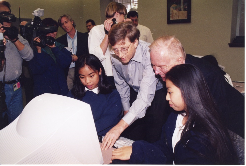 Mayor Riordan and Bill Gates in front of a computer in the library