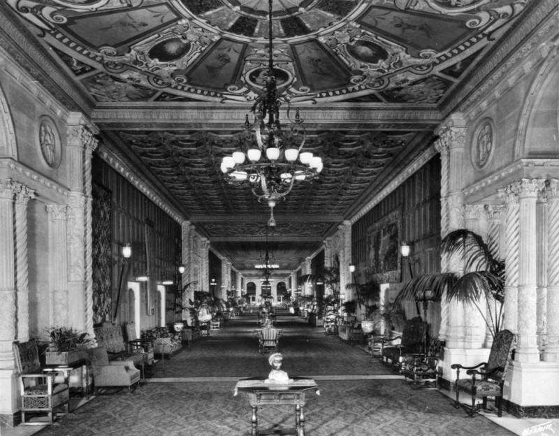 Looking south down the Galeria Real.