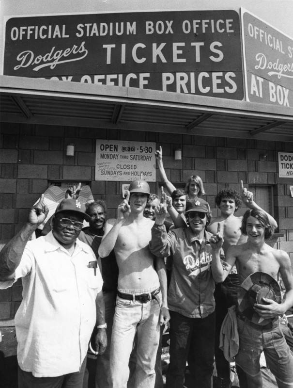 Fans await to buy Series tickets 1977
