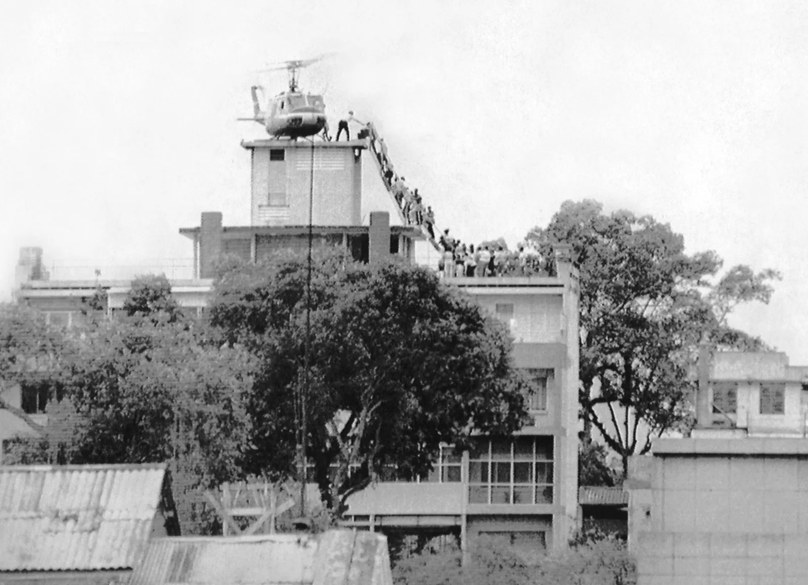 helicopter evacuating people from rooftop