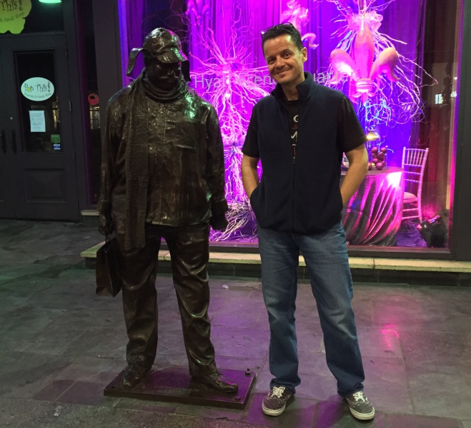 Ignatius J. Reilly y un señor de chaleco.
