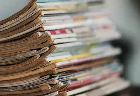 A pile of unidentified magazines, Image by Arturo Añez from Pixabay