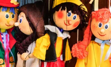 Marionettes on strings