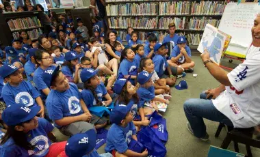 Dodgers manager, Dave Roberts, reading to children