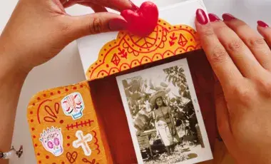 hands making an ofrenda 