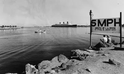 A couple sits at the mouth of the L.A. River which empties into the Long Beach harbor, 1989.