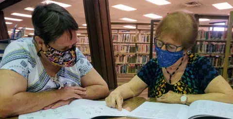 Learner Jamie Ferguson works with her tutor Catalina Gancz