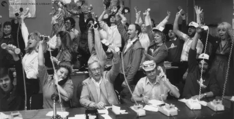 Participantes jubilosos durante el teletón Salvemos los Libros de 1987. 