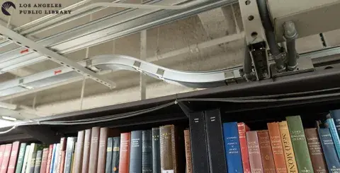 Pistas del sistema TransLogic que recorren la biblioteca