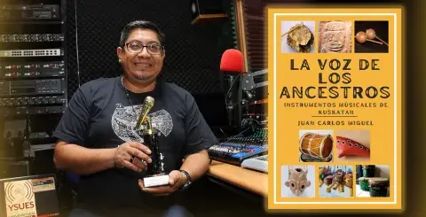 Juan Carlos Miguel y su premio, El Micrófono de Oro, otorgado por COFECA 