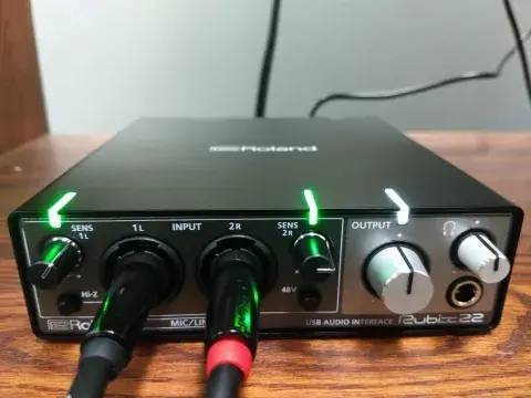 Roland Rubix with two green lights.