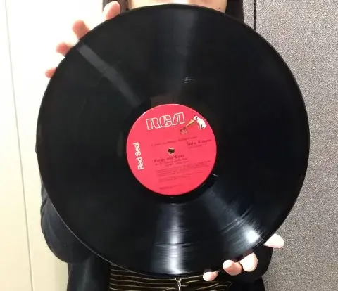 photo demonstrating how to handle a vinyl record