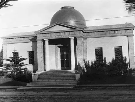 Front entrance to the San Pedro Branch Library