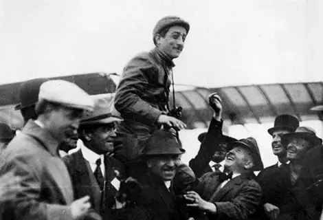 Paulhan returns from record flight