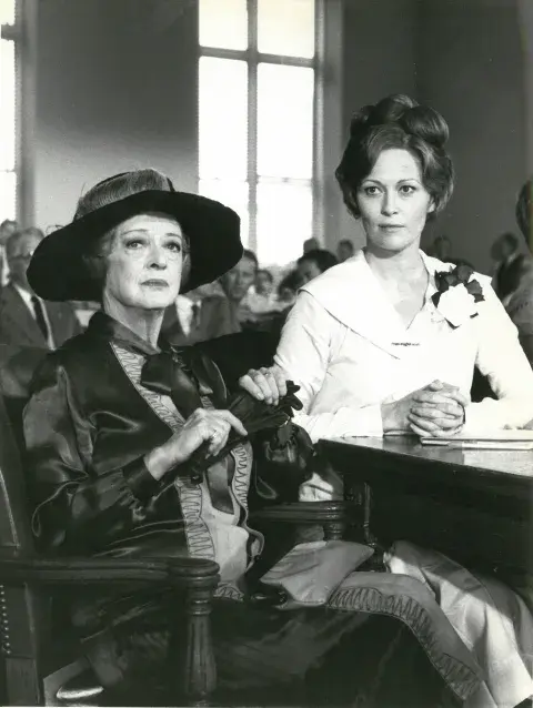Bette Davis (left) as Minnie Kennedy and Faye Dunaway as Aimee Semple McPherson in the Disappearance of Aimee 