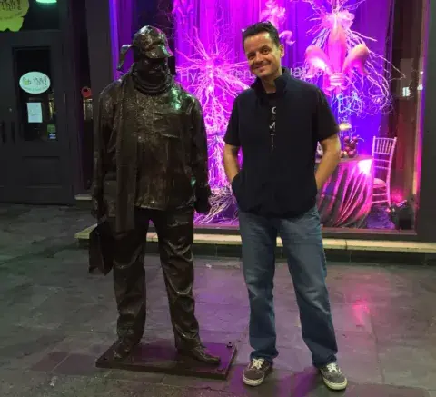 Ignatius J. Reilly y un señor de chaleco.