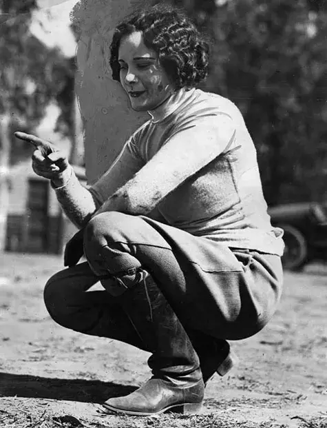 Daring aviatrix Gladys Roy who will thrill throngs Sunday at Virginia Place