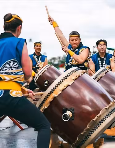 taiko drummers drumming