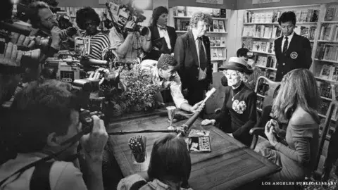 Bette Davis signs books for fans at a Hollywood book store,1988.
