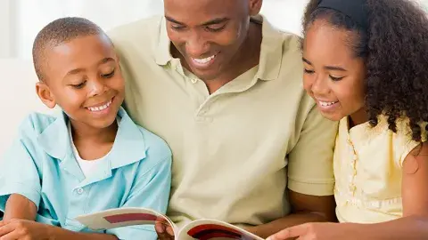 children-reading-with-dad