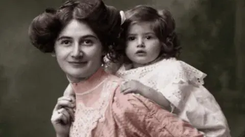 Berlin women and child 1911