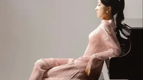 Inhyun Lee portrait with a piano