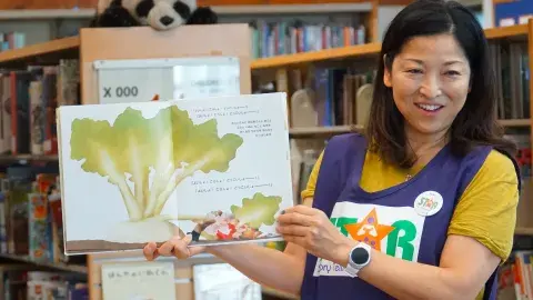 Volunteer reading a picture book 