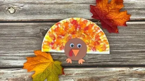 paper plate with turkey design
