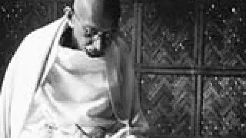Great Soul: Mahatma Gandhi and His Struggle with India