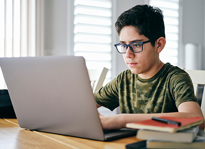 adolescente estudiando en casa